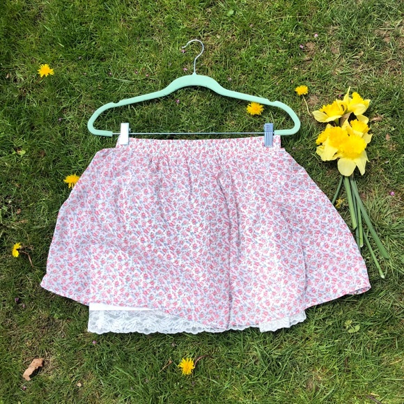 (🌸3 FOR $15 DEAL!) Floral Mini Skirt Forever 21 - Picture 2 of 4